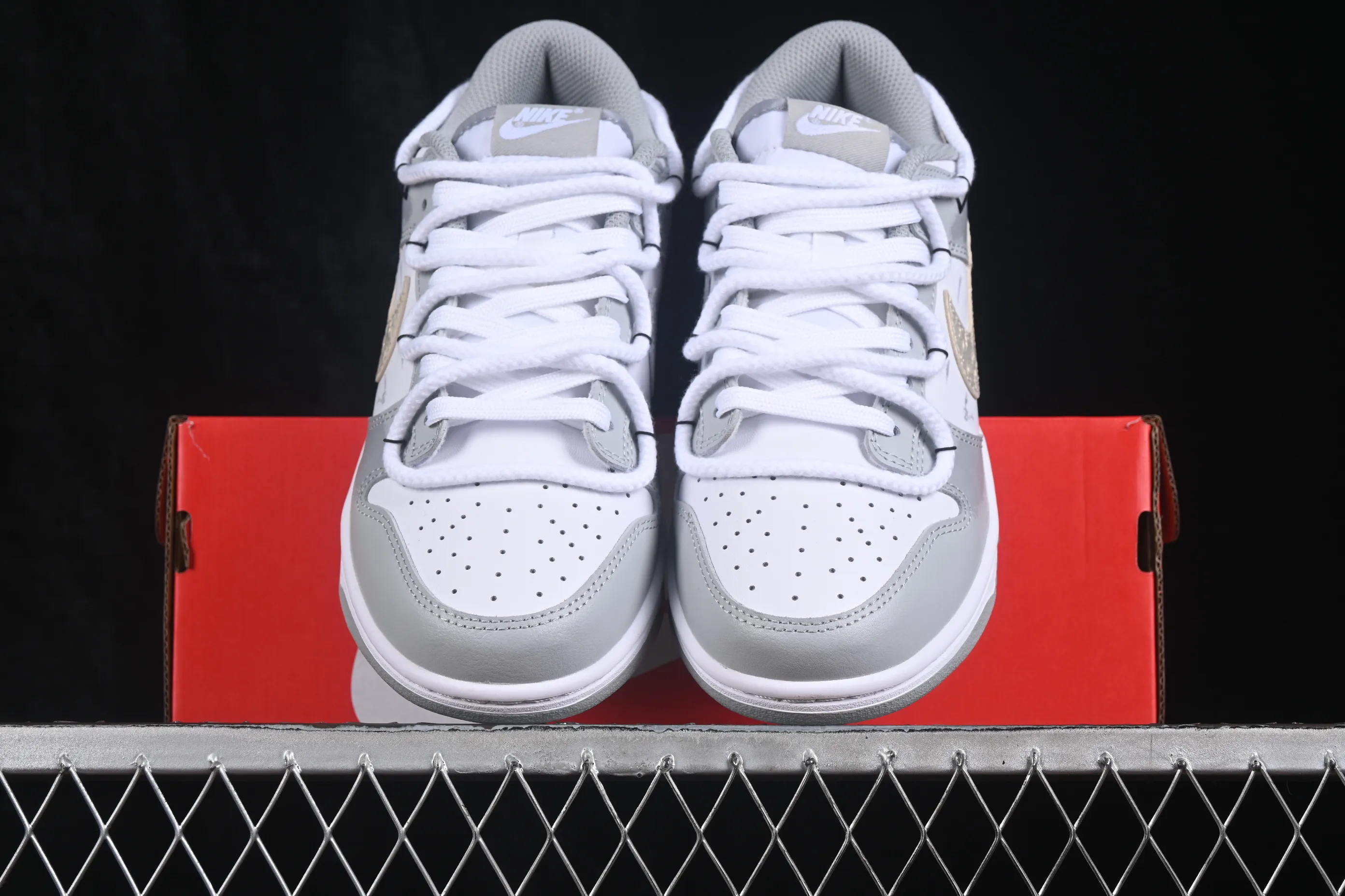 All categories Nk SB Dunk Series Nk SB Dunk Low High-end customized low-top sneakers Nike SB Dunk Low straps Anniversary high-end customized low-top casual sneakers HF5441-105